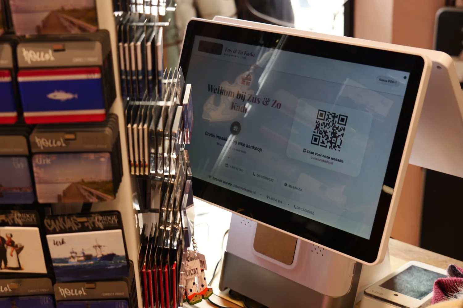Het klantscherm van het kassasysteem bij Zus en Zo Kado, met het spaarsaldo en een QR-code naar de webshop